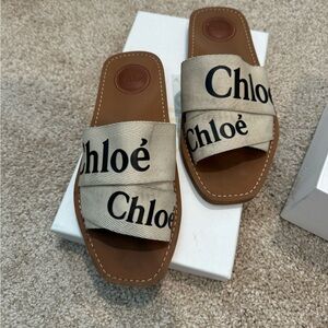 Chloe
WOODY FLAT SANDAL LOGO RIBBO